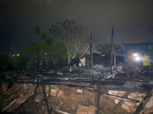 Incendio arrasó una vivienda en Jukyty y dejó a una familia sin nada