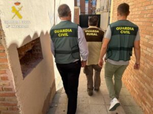 Inspector caza para disparar con arma de fuego al águila ibérica en Toledo | un criminal