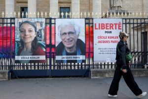 Irán libera a dos artistas franceses tras tres años de prisión, pero les impide salir del país | Universal