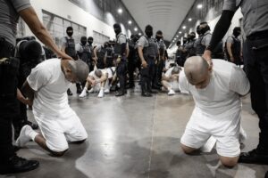 Los venezolanos sacados del lago Bonele toman una decisión y violan: «Dijeron que simplemente dejaremos la bolsa negra»