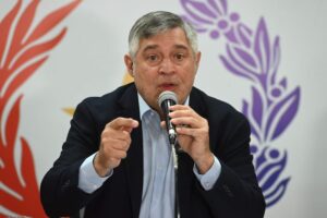 “Mala educación”: Ministro deja plantados a diputados y para colmo, les exige preguntas por adelantado