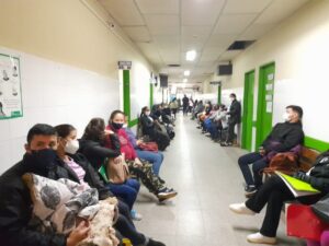 Mayoría de consultas por cuadros respiratorios son por covid, según Salud