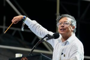 Peter también llama a su embajador en los Estados Unidos para preguntarle