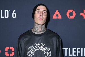 Travis Barker, cantante de Blink 182, abre su línea de cosas buenas con la doctora Simi