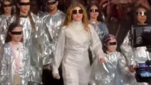 (VIDEO) Sueño de Navidad: ¡Una pequeña que se curó del cáncer caminó de la mano con Shakira!