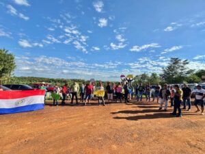 Vecinos se manifestaron frente a la sede del MOPC para exigir la reparación de los caminos