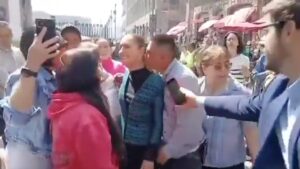Vídeo | Sheinbaum es abusada por un hombre que la pilla en un paseo callejero en la Ciudad de México