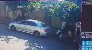 Villarrica: Motochorro roba celular a joven en pleno centro y huye en segundos