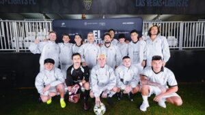 Rauw Alejandro, Luck Ra y Trueno juegan fútbol en Las Vegas – Estación 40