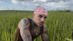 Rauw Alejandro lanzó el video de «Besito en la frente» – Estación 40