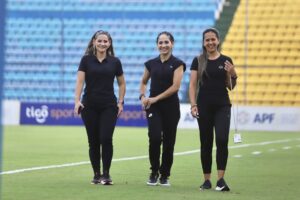 ¡Trío de mujeres en el partido de Guaraní y Nacional!