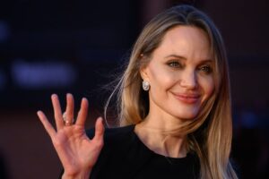 Angelina Jolie habla sobre el cáncer de mama en la primera portada de ‘Time France’: «Comparto estas cicatrices con muchas mujeres que amo» | Gente