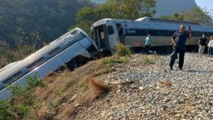 El choque del Tren Interoceánico es el sexto incidente en dos años para los nuevos trenes de los gobiernos de Morena.
