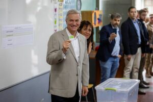 Elecciones presidenciales de Chile 2025, en vivo | Vela, tras votar en la segunda: «Hoy es un buen día en Chile»