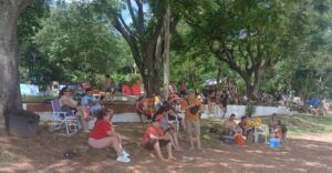 Familias y jóvenes llenan la Playa Rotonda de San Bernardino
