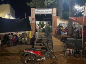 Padres acampan frente a escuelas para asegurar cupos ante falta de aulas y docentes