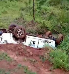 Patrullera cae en la cuneta de un camino vecinal en San Rafael del Paraná
