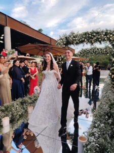 (VIDEO) ¡Almirón y Alexia acaban de dar el “Sí, quiero” ante el altar!