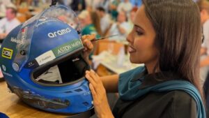 (VIDEO) ¡Paraguayita pintó un casco de Formula 1 en Abu Dhabi!