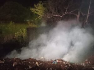 Bomberos controlan voraz incendio en basural de Asunción