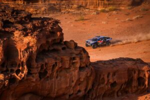 Carlos Sainz pierde la sonrisa en el Dakar tras perder 16 minutos y tras dos días difíciles sin resultados |