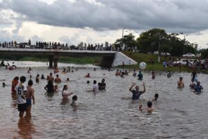 El Tapiracuai recibió a centenares de bañistas en el primer día de 2026