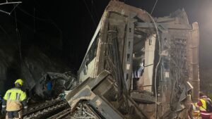 El último minuto del choque de dos trenes en Adamuz, Córdoba, en vivo | El número de muertos en el accidente del tren de Adamuz asciende a 39 | España