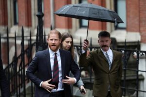 Enrique de Inglaterra testifica que la constitución de la monarquía le impedía criticar a la prensa en el pasado: «La política era no quejarse en absoluto, dar explicaciones en absoluto» | Gente