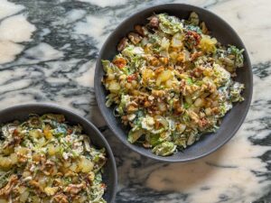 Ensalada de coles de Bruselas y rúcula con aguacate asado, queso y nueces | El comediante | Gastronomía