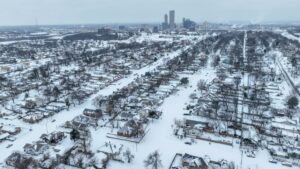 Huracán ‘Fern’ azota Estados Unidos: se dirige hacia el este dejando miles de vuelos cancelados y un millón de hogares sin electricidad | Estados
