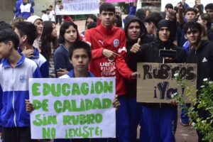 Migración a escuelas públicas: esto dicen padres y directores