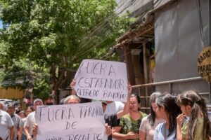 Municipalidad clausura local comercial tras denuncia de estafa a turista