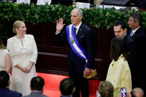 Nasry Asfura, con la ayuda de Trump, asume la presidencia de Honduras con tanta audacia como su bandera