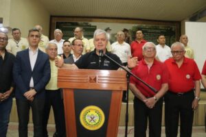 No se puede apretar el cinto a otros y no al Congreso, dice Riera