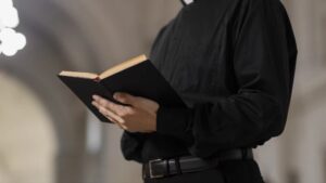 Seminarista es detenido por presunto abuso sexual y pornografía infantil