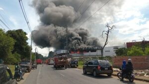 Un gran incendio consume una fábrica de colchones en San Lorenzo