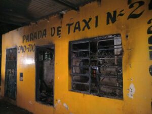 Video: incendio consumió antigua parada de taxis sobre la avenida Defensores del Chaco