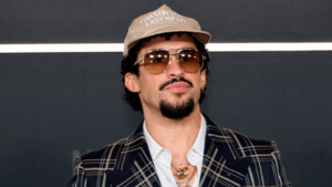 Bad Bunny lanza su mech oficial del Super Bowl 2026 – Estación 40