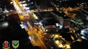 Bomberos controlan incendio en edificio contiguo a Registros Públicos en Asunción